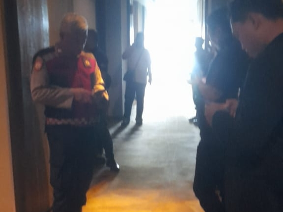 Polisi saat melakukan olah TKP ditemukannya WNA Singapura yang meninggal dunia