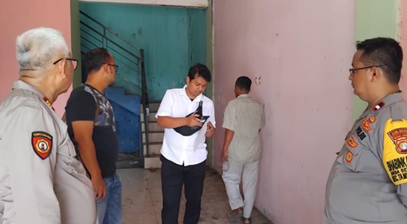 Polsek Tambun Selatan melakukan olah TKP di ruko penemuan bocah yang tewas