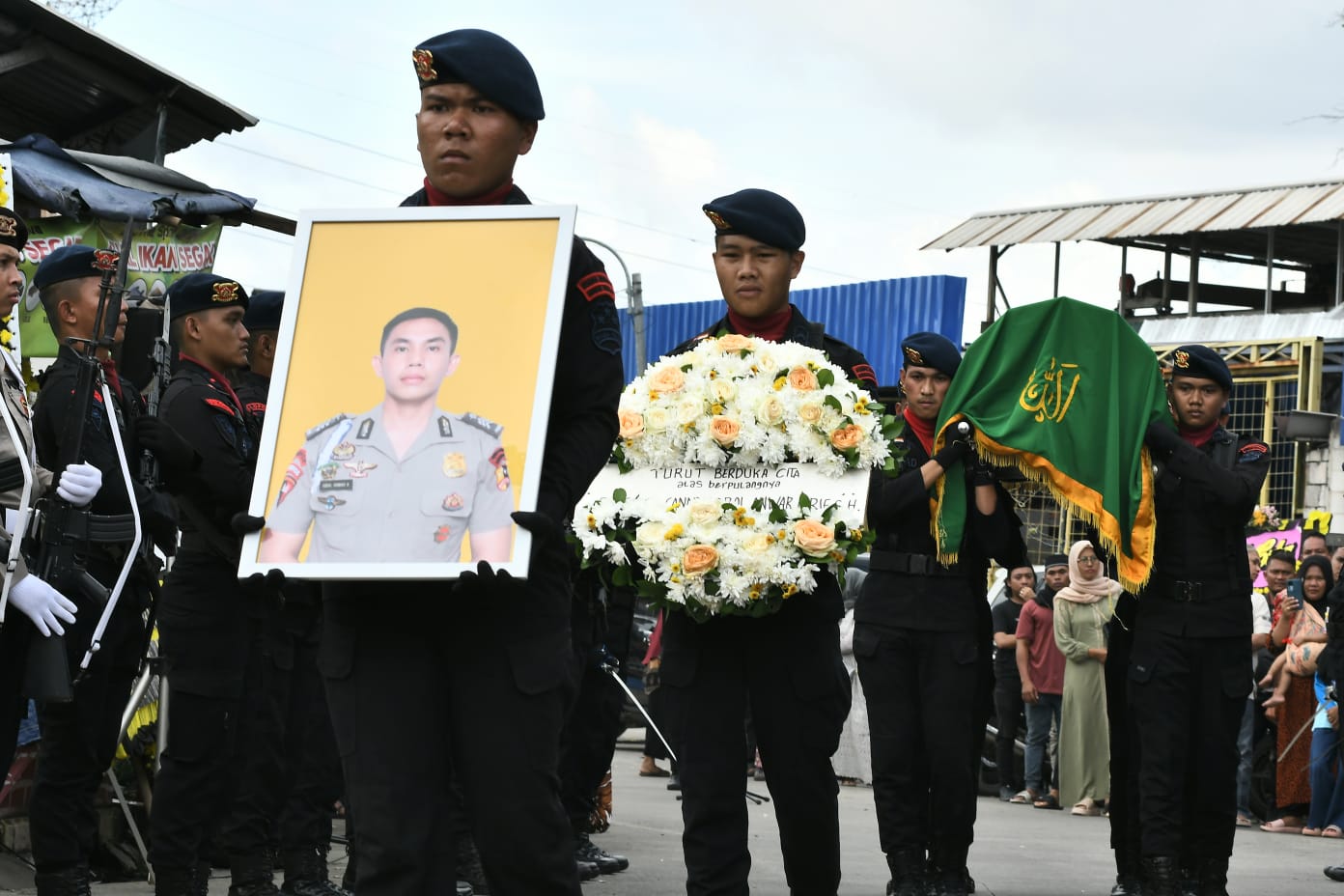 Prosesi pemakaman Brigadir Anumerta Iqbal Anwar Arif Harahap di TPU Polri, Cikeas, diiringi doa dan penghormatan terakhir dari keluarga dan warga sekitar. Foto: Ist