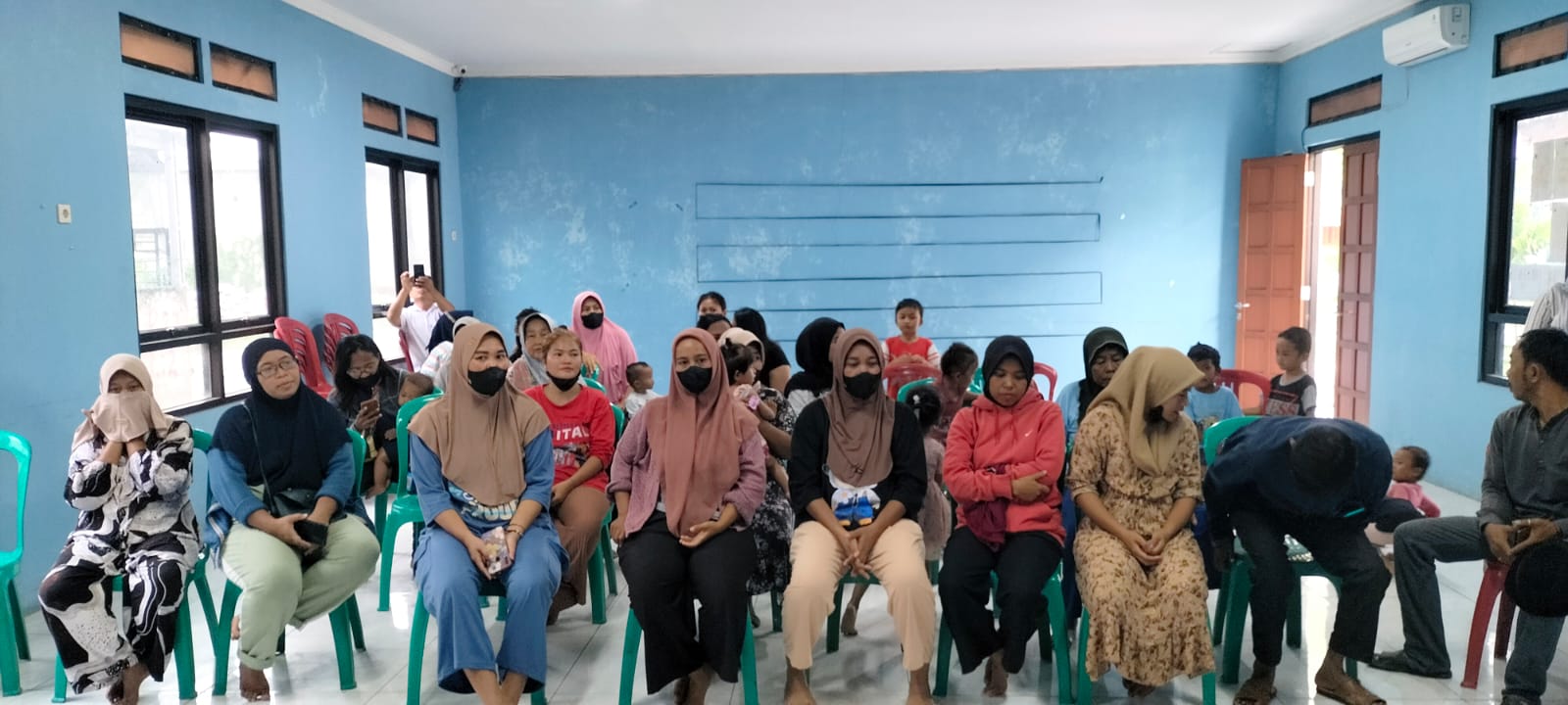 Puluhan emak-emak datangi kantor desa kedung pengawas terkait Bank Emok