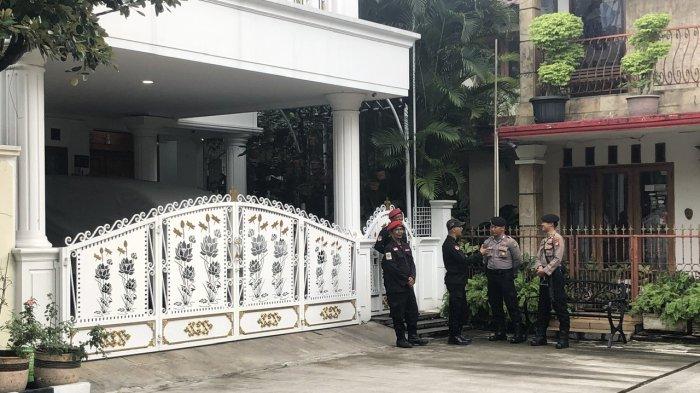 Rumah Sekjend PDIP Hasto Kristiyanto dijaga polisi