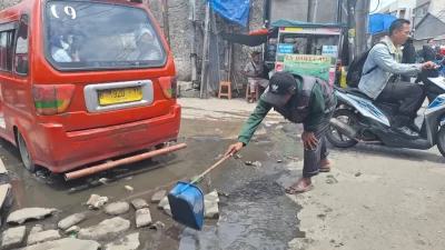 Saluran di dekat stasiun Bekasi kerap mengendapkan air ke jalan