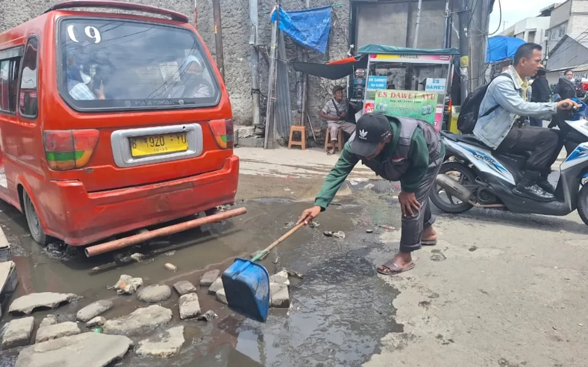 Saluran di dekat stasiun Bekasi kerap mengendapkan air ke jalan