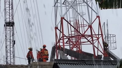 Tim Gabungan Saat mengevakuasi tower yang nyaris roboh di Bekasi