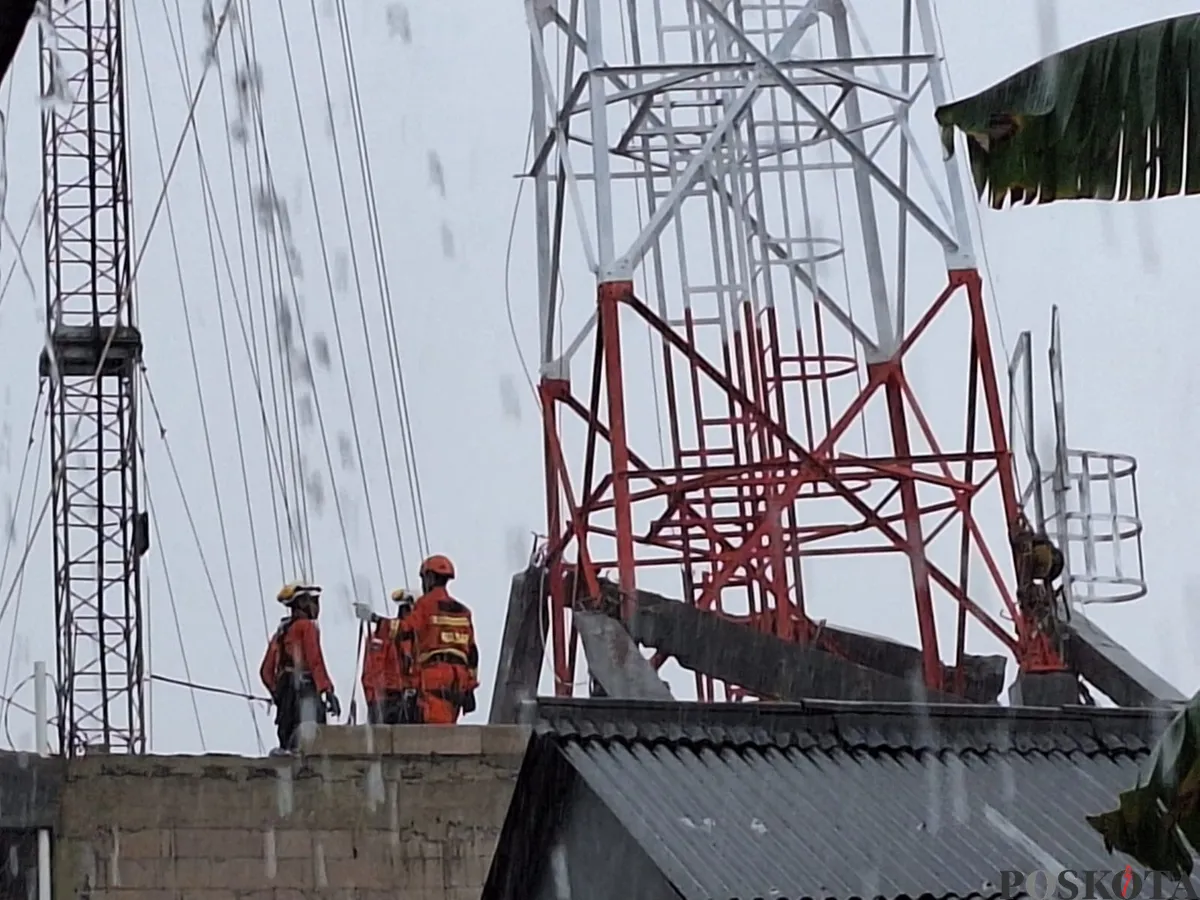 Tim Gabungan Saat mengevakuasi tower yang nyaris roboh di Bekasi