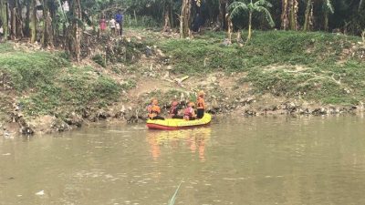 Tim SAR Melakukan Penyisiran Kali Bekasi