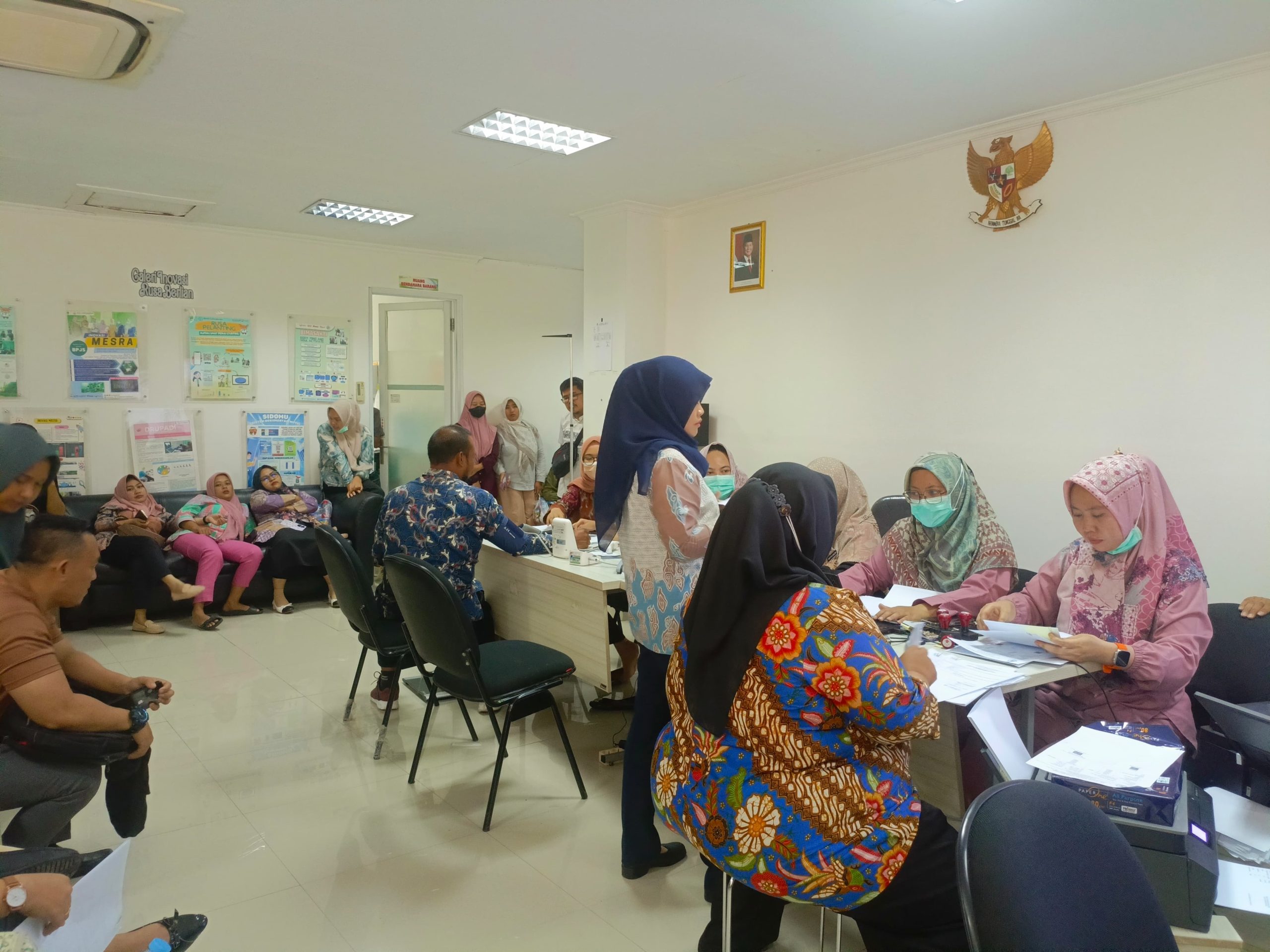 Ratusan calon PPPK yang telah lulus seleksi tahap pertama nampak antusias mengikuti pemeriksaan kesehatan fisik, kesehatan rohani serta pemeriksaan bebas Narkoba yang diselenggarakan di Rumah Sakit Umum Daerah (RSUD) Cabangbungin pada Jumat, (03/01/2025). FOTO: HUMAS RSUD CABANGBUNGIN