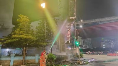 Videotron di Jalan Ahmad Yani, Bekasi Selatan, terbakar pada Jumat (3/1/2025) malam.