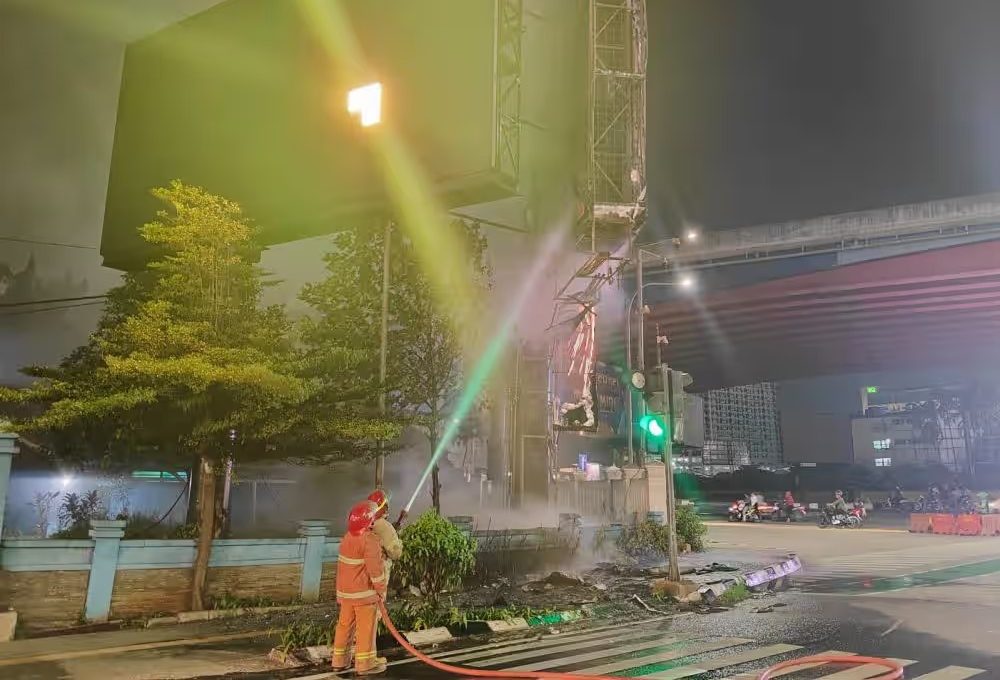 Videotron di Jalan Ahmad Yani, Bekasi Selatan, terbakar pada Jumat (3/1/2025) malam.