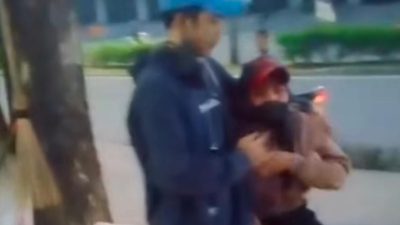 Tangkapan layar sejoli pelaku pencurian sepeda motor di Metland Cibitung, Kabupaten Bekasi tertangkap warga, Senin (6/1/2025).