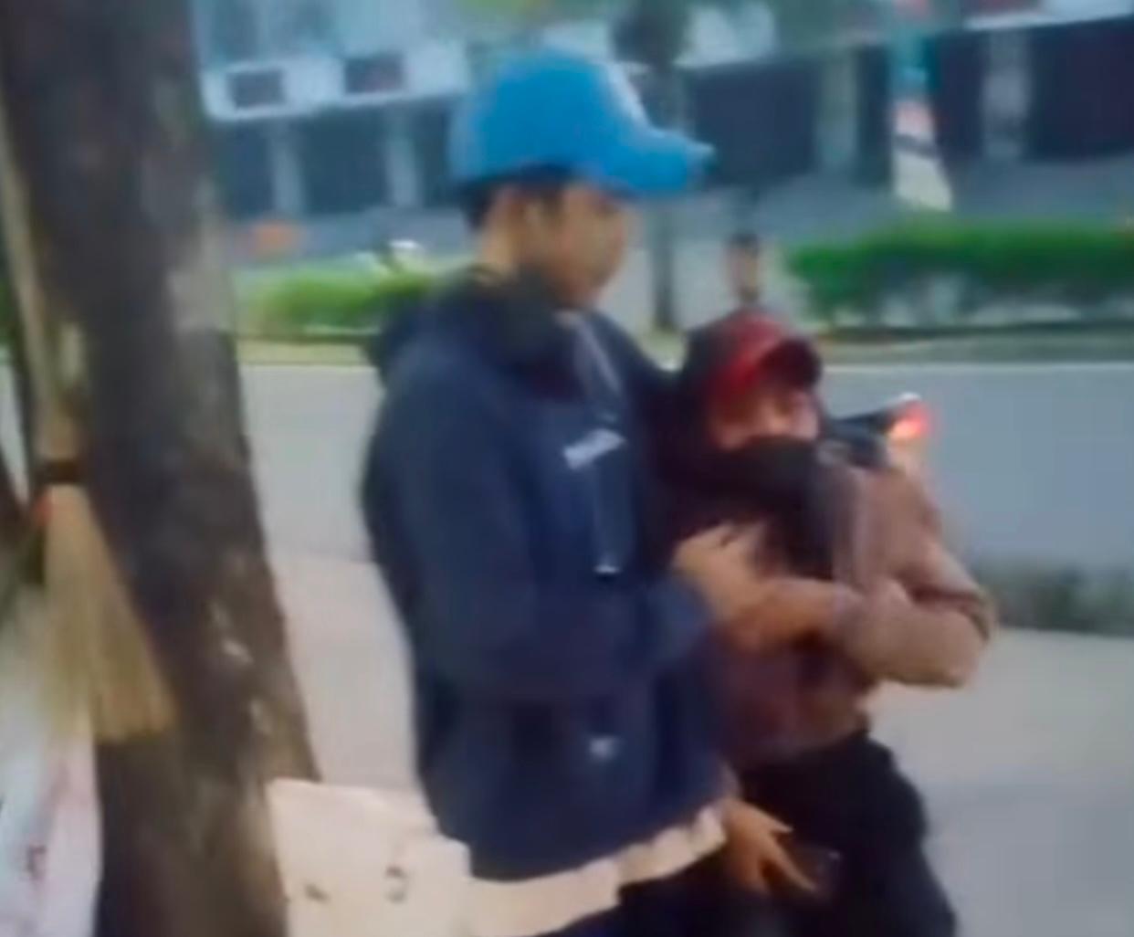 Tangkapan layar sejoli pelaku pencurian sepeda motor di Metland Cibitung, Kabupaten Bekasi tertangkap warga, Senin (6/1/2025).