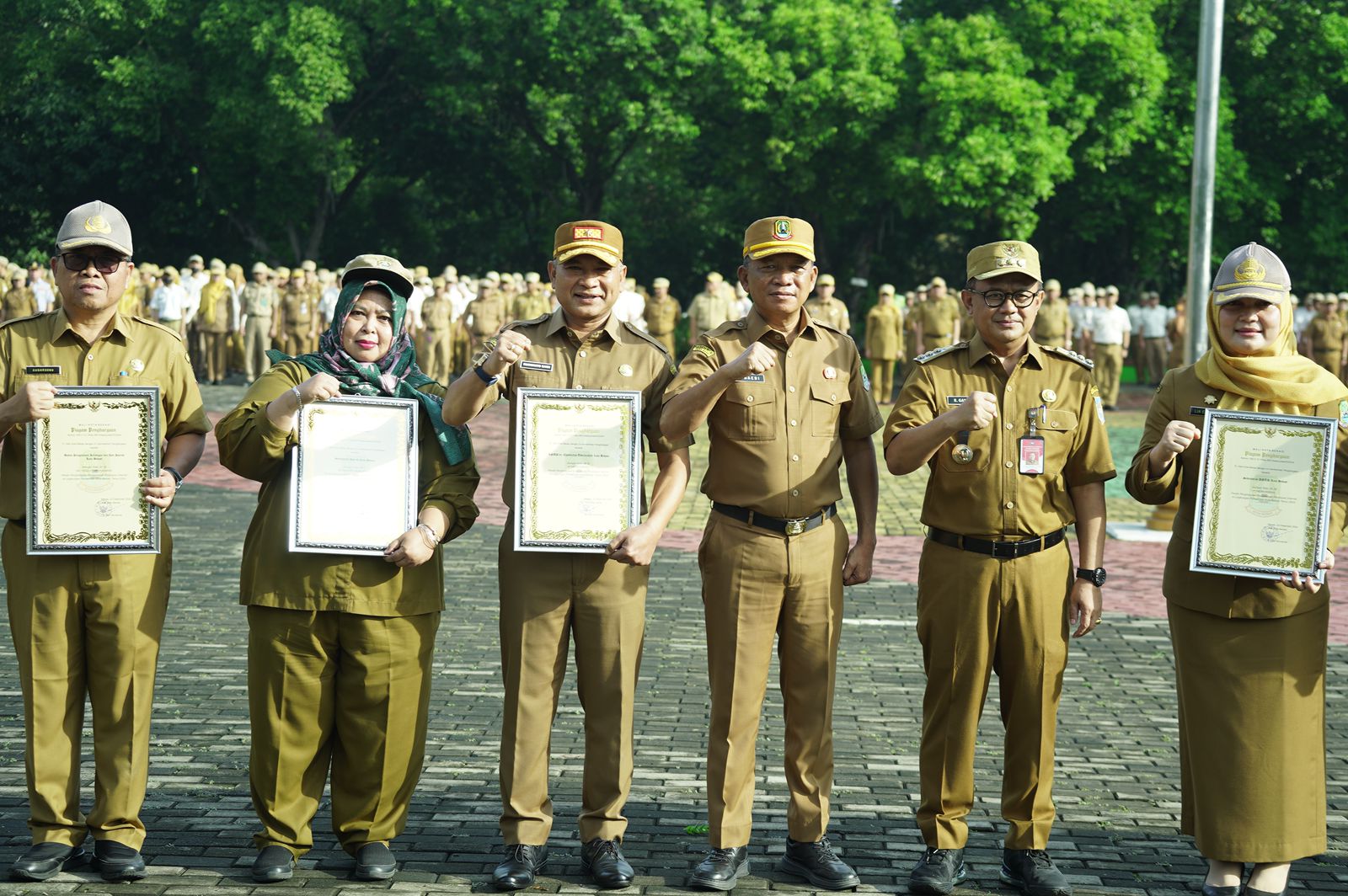 Pj Wali Kota Bekasi Raden Gani Muhamad saat memberikan piagam penghargaan pada apel pagi perdana di tahun 2025. Foto: Ist