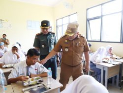 Pj Bupati Bekasi Tinjau Program Makan Bergizi Gratis untuk Peserta Didik di Pebayuran