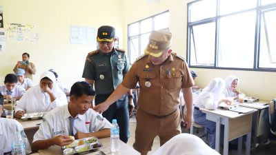 Pj. Bupati Bekasi Dedy Supriyadi bersama Dandim 0509/Kabupaten Bekasi Letkol Inf. Danang Waluyo berdialog dengan para siswa SMAN 1 Pebayuran dalam Peluncuran Program Makan Bergizi Gratis, sekaligus meninjau area dapur di Satuan Pelayanan Pemenuhan Gizi (SPPG) Badan Gizi Nasional. Pada Senin, (06/01/2025).