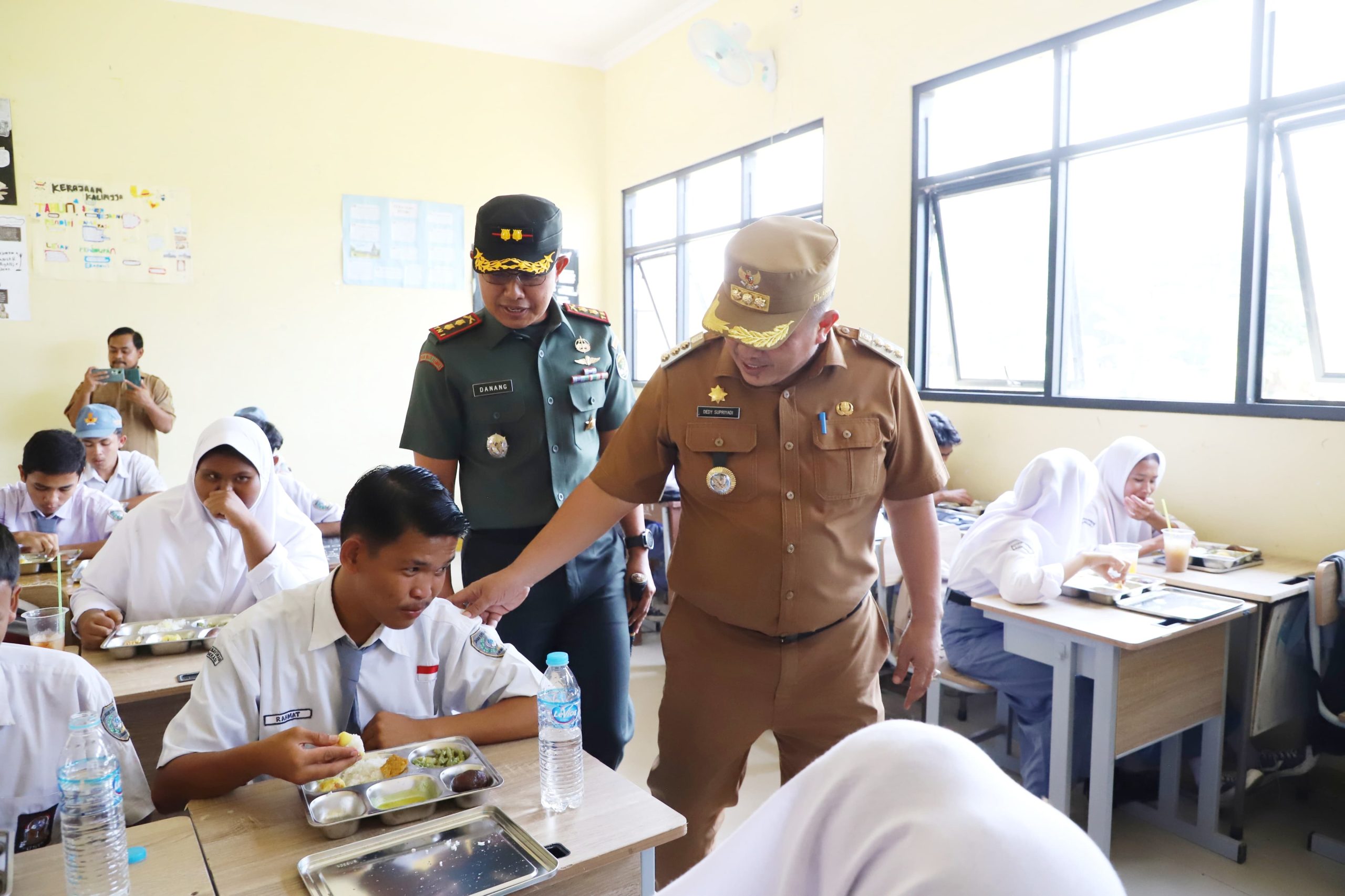 Pj. Bupati Bekasi Dedy Supriyadi bersama Dandim 0509/Kabupaten Bekasi Letkol Inf. Danang Waluyo berdialog dengan para siswa SMAN 1 Pebayuran dalam Peluncuran Program Makan Bergizi Gratis, sekaligus meninjau area dapur di Satuan Pelayanan Pemenuhan Gizi (SPPG) Badan Gizi Nasional. Pada Senin, (06/01/2025).