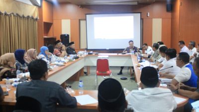 Rapat Kerja Gabungan antara DPRD Kabupaten Bekasi bersama Dinas Kesehatan, Dinas Sosial, Dinas Kependudukan dan Pencatatan Sipil dan BPJS kesehatan Cabang Cikarang terkait Kepesertaan Penerima Bantuan Iuran (PBI) APBD dan APBN, yang diselenggarakan di Gedung DPRD, Kompleks Pemkab Bekasi, Cikarang Pusat, pada Rabu (08/01/2024). Foto : Diskominfosantik Kab Bekasi