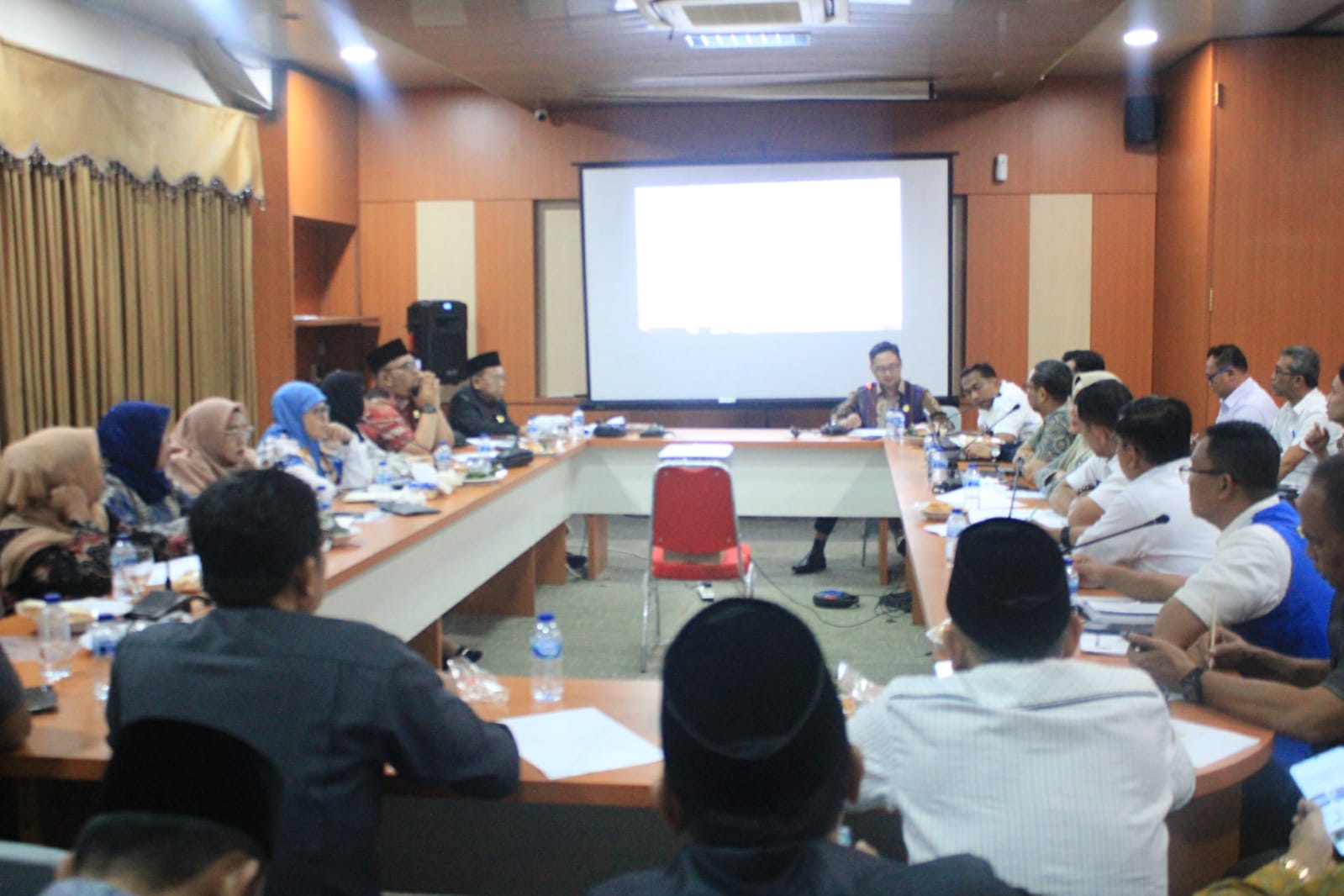 Rapat Kerja Gabungan antara DPRD Kabupaten Bekasi bersama Dinas Kesehatan, Dinas Sosial, Dinas Kependudukan dan Pencatatan Sipil dan BPJS kesehatan Cabang Cikarang terkait Kepesertaan Penerima Bantuan Iuran (PBI) APBD dan APBN, yang diselenggarakan di Gedung DPRD, Kompleks Pemkab Bekasi, Cikarang Pusat, pada Rabu (08/01/2024). Foto : Diskominfosantik Kab Bekasi
