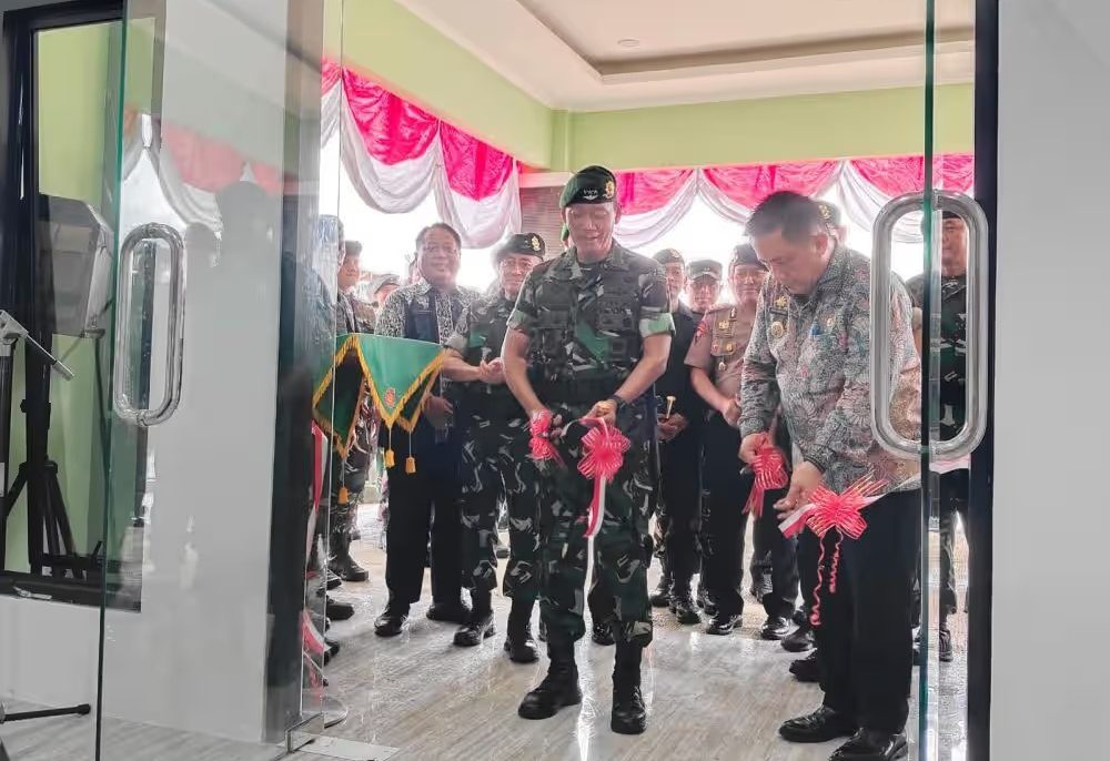 Panglima Komando Strategis Angkatan Darat (Pangkostrad) Letjen TNI Mohammad Fadjar meresmikan pembangunan tahap pertama markas Batalyon Intai Tempur (Yontaipur) di Desa Sukadami, Kecamatan Cikarang Selatan, Kabupaten Bekasi.