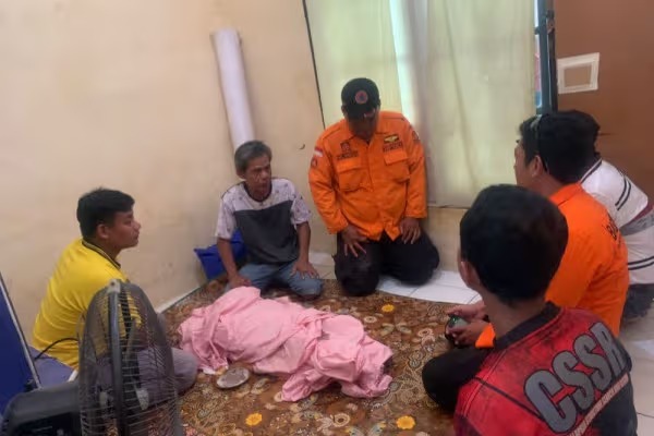 Bocah ditemukan meninggal dunia di Kali Bekasi diserahkan kepada keluarga. Foto: Dok.Tim SAR