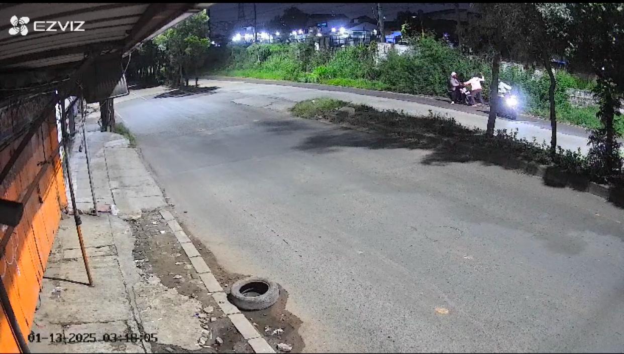 Tangkapan layar CCTV aksi begal di Jalan I Gustri Ngurah Rai, Bintara 14, Kota Bekasi.