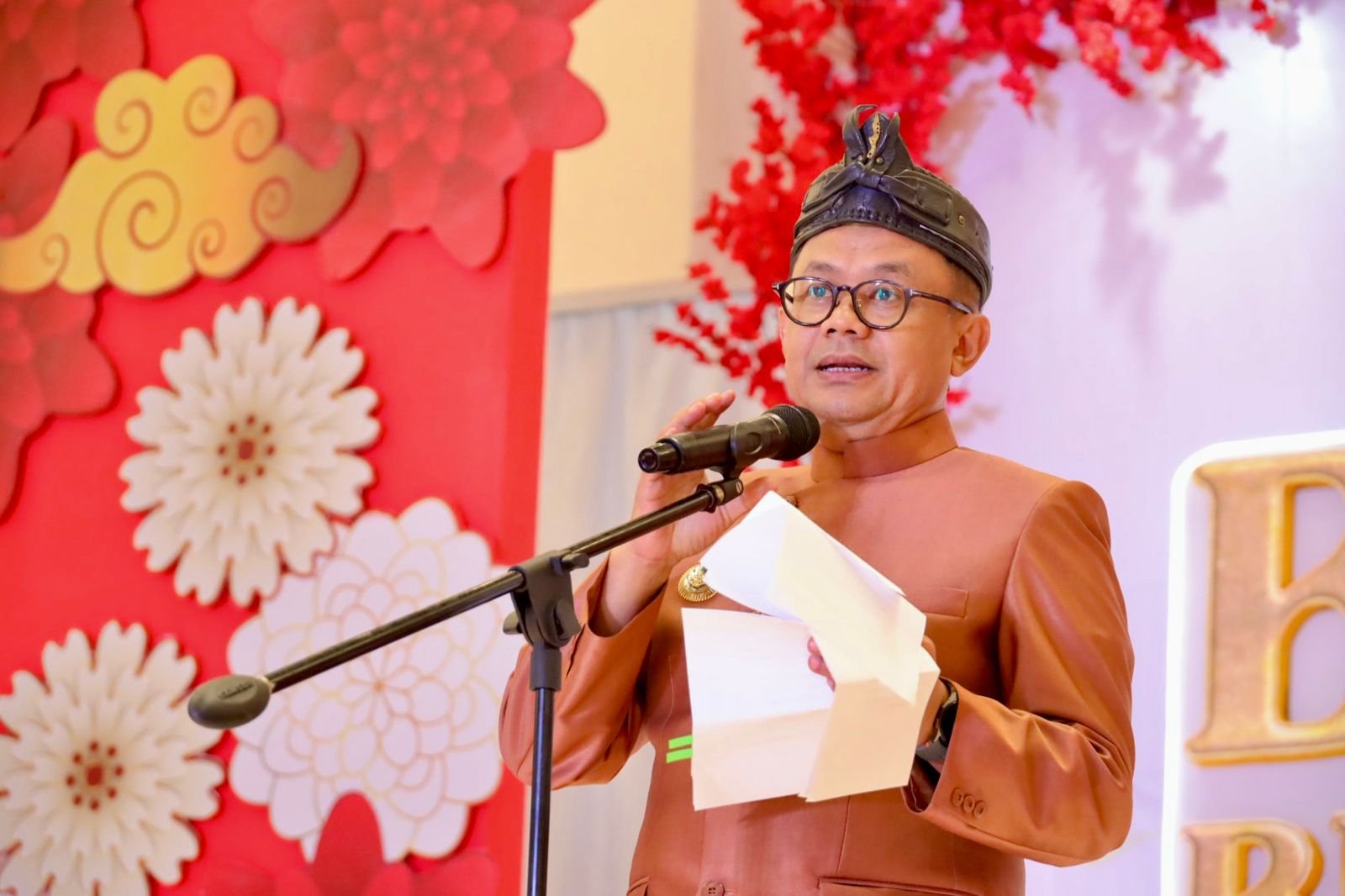 Pj Wali Kota Bekasi Raden Gani Muhamad memberikan sambuatn di acara Bekasi Berkebaya 2025. Foto: Ist