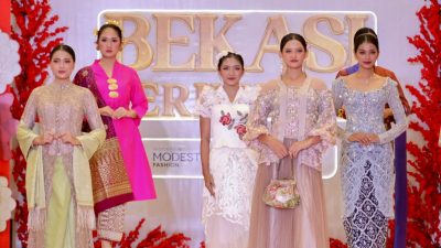 Para model mengenakan pakaian kebaya dalam acara Bekasi Berkebaya 2025. Foto: Ist