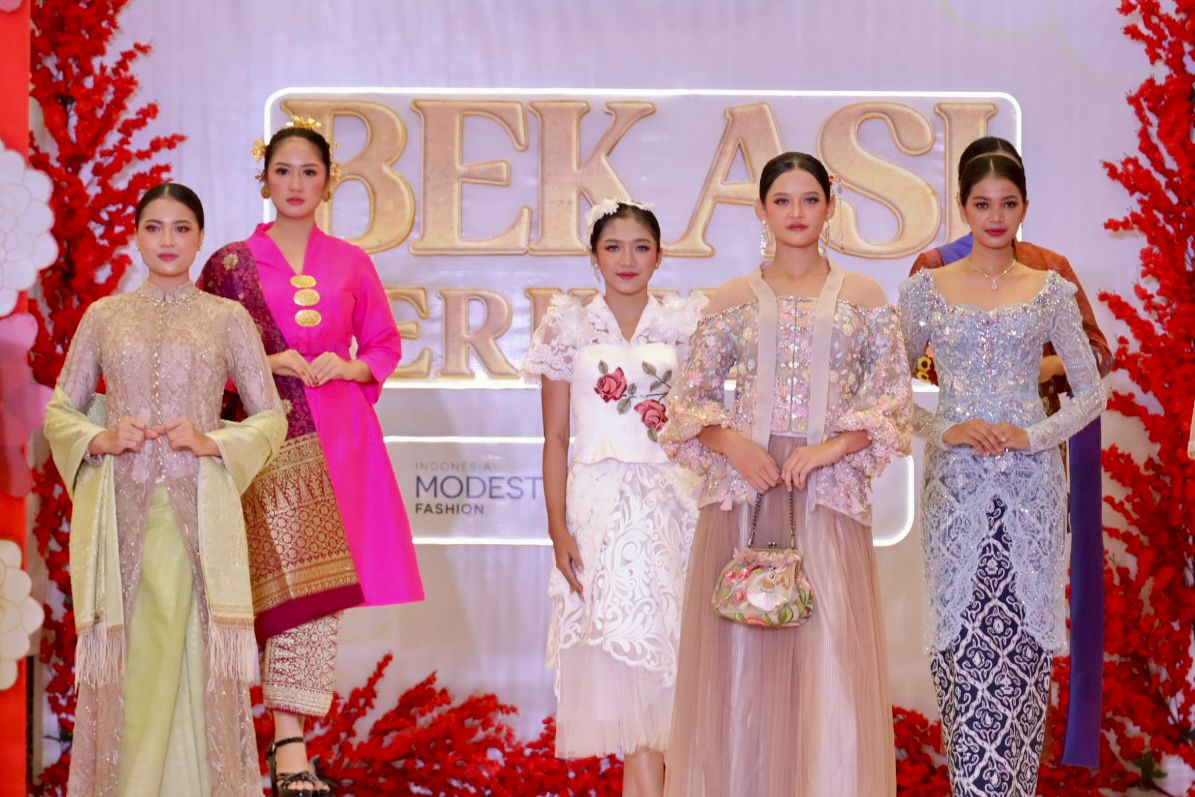 Para model mengenakan pakaian kebaya dalam acara Bekasi Berkebaya 2025. Foto: Ist