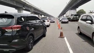 Penerapan contraflow di Tol Jakarta - Cikampek menjelang libur panjang. Foto: Ist