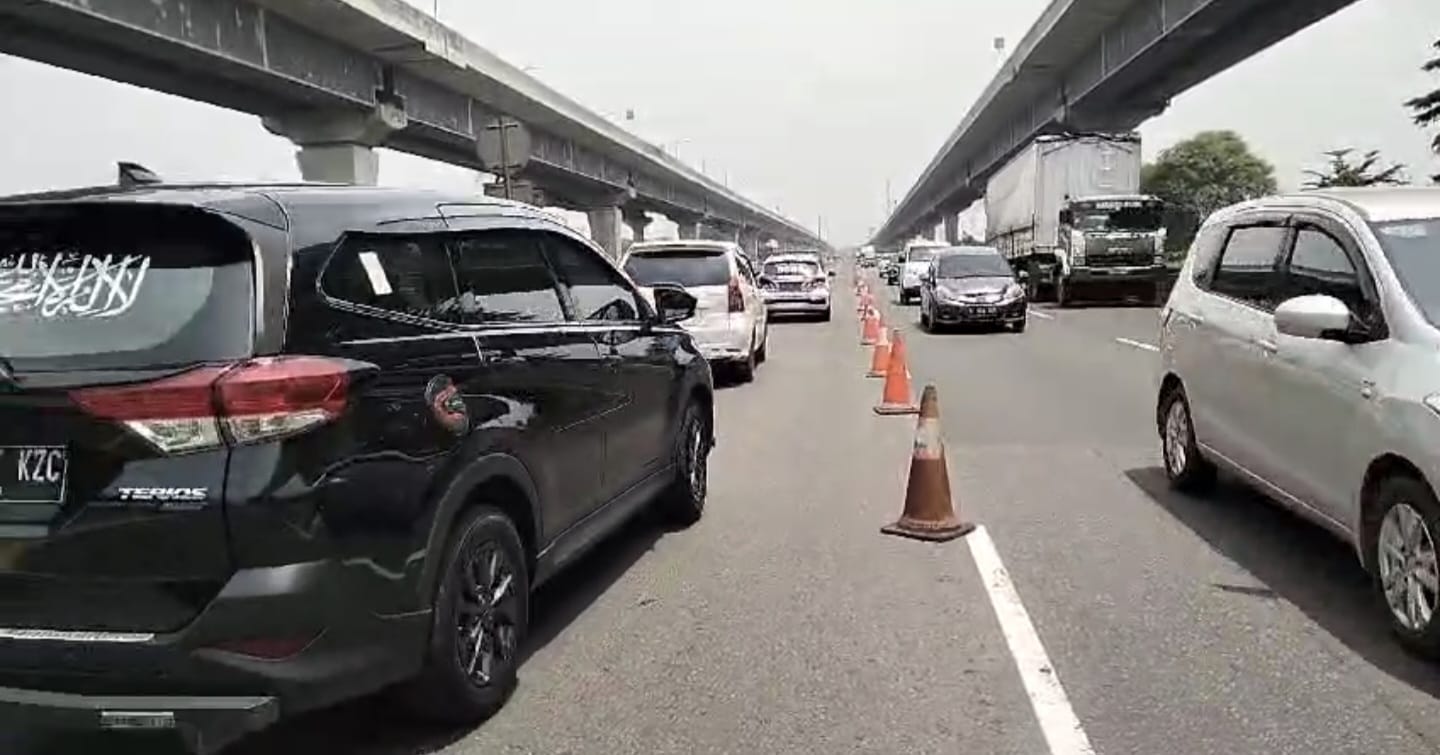Penerapan contraflow di Tol Jakarta - Cikampek menjelang libur panjang. Foto: Ist