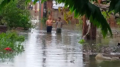Anak - anak bermain banjir di Bekasi. Foto: Ist