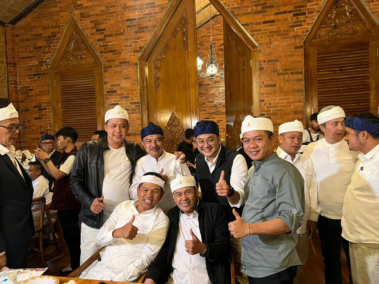 Wali Kota dan Wakil Wali Kota Bekasi terpilih menghadiri Rakor bersama Gubernur Jawa Barat terpilih, Dedi Mulyadi. Foto: Ist