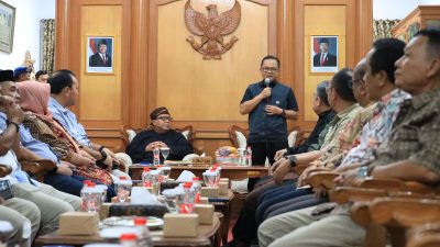 Pj wali Kota Bekasi Raden Gani Muhamad memberikan secara lansgung bantuan kemanusiaan untuk korban banjir di Sukabumi. Foto: Ist