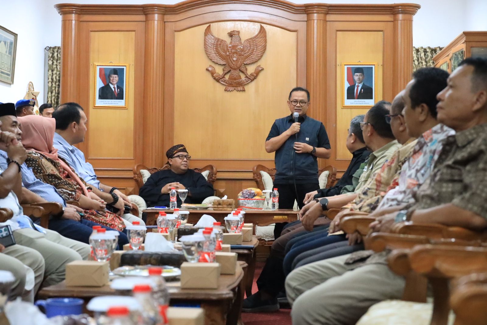 Pj wali Kota Bekasi Raden Gani Muhamad memberikan secara lansgung bantuan kemanusiaan untuk korban banjir di Sukabumi. Foto: Ist