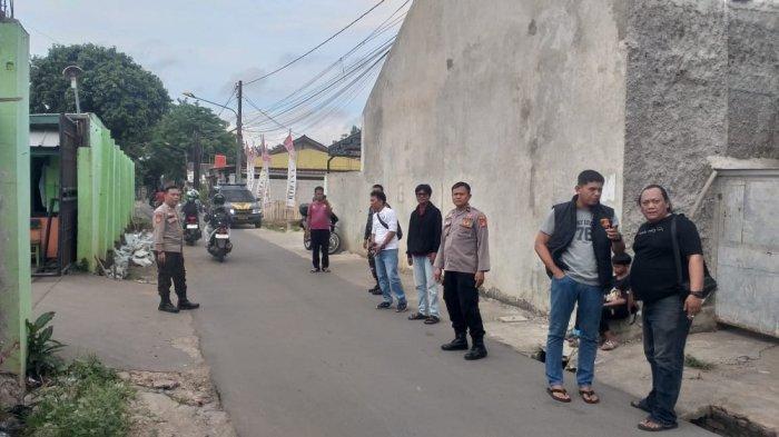 Polisi melakukan pengecekan di Jalan Pendidikan Dua, tepatnya di depan SDIT Islamiah Kampung Rawa Kedaung, RT 02 RW 06, Desa Mangunjaya, Kecamatan Tambun Selatan, Kabupaten Bekasi, Jumat (17/1/2025) dini hari.