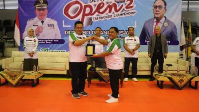 Pj Bupati Bekasi Dedy Supriyadi membuka secara resmi Kejuaraan Taekwondo Indonesia (TI) Bekasi Open Championship 2, di Gedung Oso, Grand Wisata, Kecamatan Tambun Selatan, pada Sabtu, (19/1/2025).