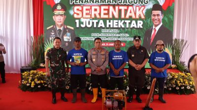 Pj Bupati Bekasi, Dedy Supriyadi saat menghadiri pencanangan penanaman jagung serentak satu juta hectare bersama Kapolda Metro Jaya Irjen. Pol. Karyoto, Pangdam Jaya, Mayjen TNI. Rafael Granada Baay serta unsur Forkopimda di Kebun Jagung Yoyo, Kota Harapan Indah, Kecamatan Tarumajaya, Kabupaten Bekasi, pada Selasa (21/01/2025).