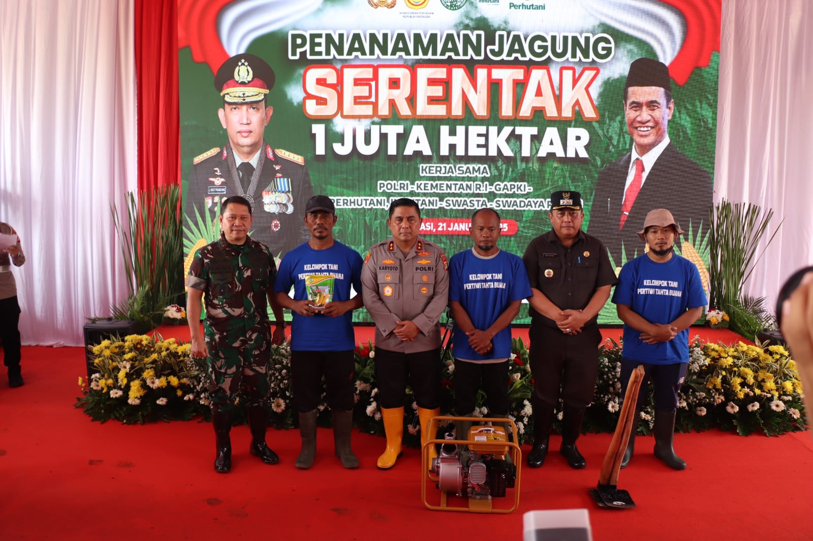 Pj Bupati Bekasi, Dedy Supriyadi saat menghadiri pencanangan penanaman jagung serentak satu juta hectare bersama Kapolda Metro Jaya Irjen. Pol. Karyoto, Pangdam Jaya, Mayjen TNI. Rafael Granada Baay serta unsur Forkopimda di Kebun Jagung Yoyo, Kota Harapan Indah, Kecamatan Tarumajaya, Kabupaten Bekasi, pada Selasa (21/01/2025).