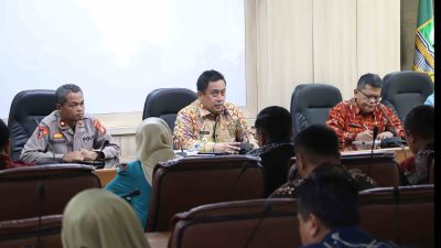 Pj. Bupati Bekasi Dedy Supriyadi memimpin Rapat Lanjutan Persiapan Pelantikan Bupati dan Wakil Bupati Bekasi Ade Kuswara Kunang-Asep Surya Atmaja, di ruang Rapat KH. Raden Mamun Nawawi, Kompleks Pemkab Bekasi Cikarang Pusat.