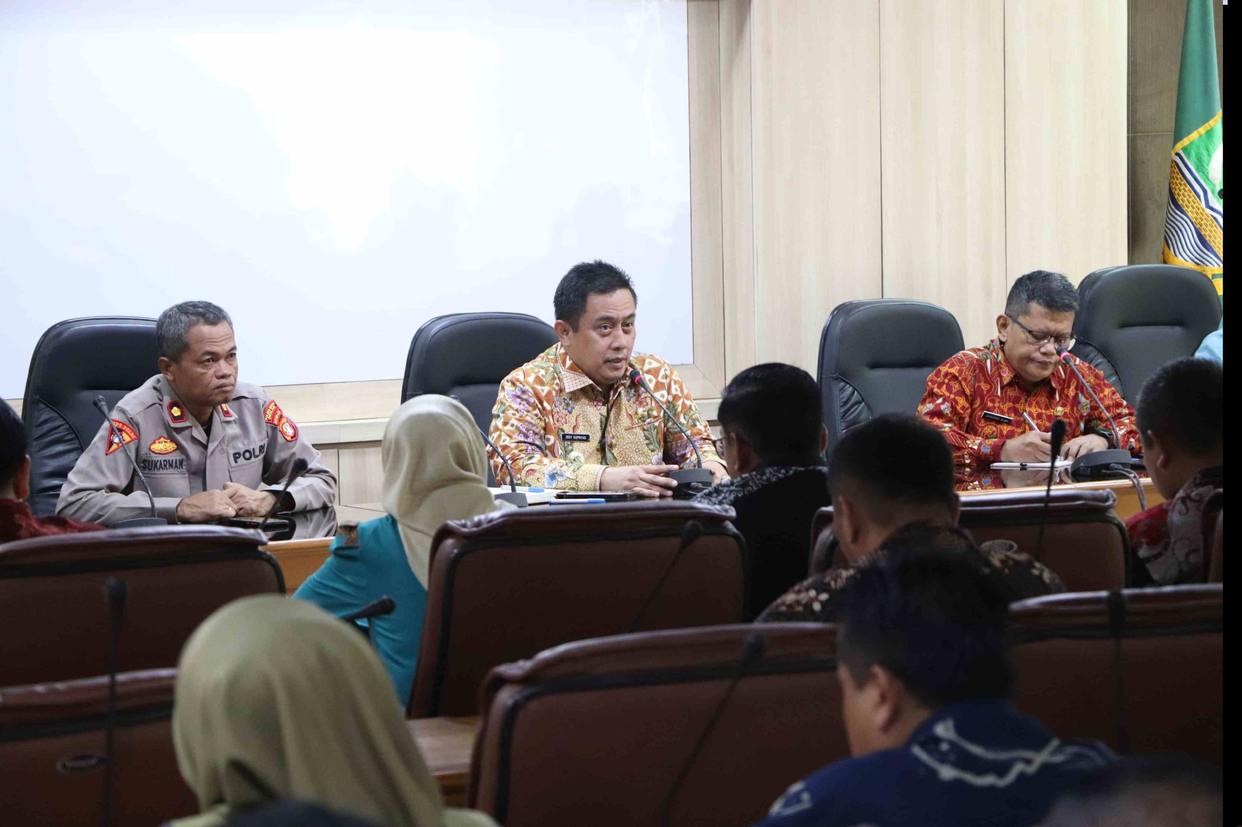 Pj. Bupati Bekasi Dedy Supriyadi memimpin Rapat Lanjutan Persiapan Pelantikan Bupati dan Wakil Bupati Bekasi Ade Kuswara Kunang-Asep Surya Atmaja, di ruang Rapat KH. Raden Mamun Nawawi, Kompleks Pemkab Bekasi Cikarang Pusat.