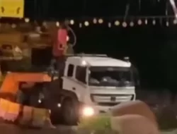Truk Tersangkut di Rel Stasiun Bekasi, Perjalanan KRL Terganggu