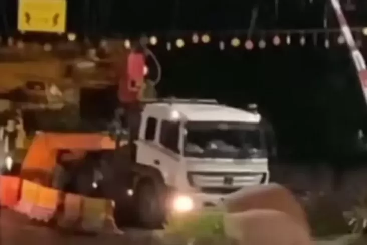 Truk Tersangkut di perlintasan kereta Stasiun Bekasi