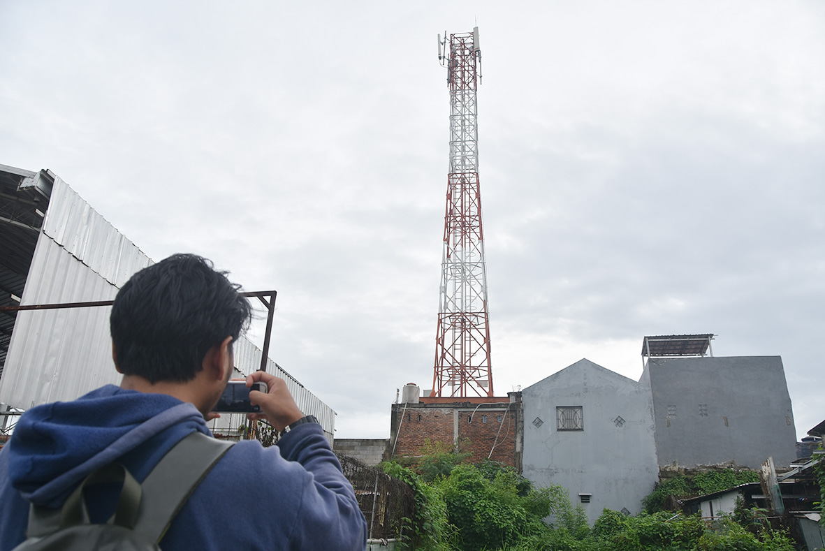 nilah tower BTS yang dibangun di rumah warga lantai 2 di Jalan Telaga Elok 1 RT06/RW13 Kelurahan Harapan Baru, Bekasi Utara, Rabu (29/1). FOTO: RAIZA SEPTIANTO/RADAR BEKASI