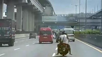 Tangkapan layar pemotor bonceng tiga masuk Tol Jakarta - Cikampek.