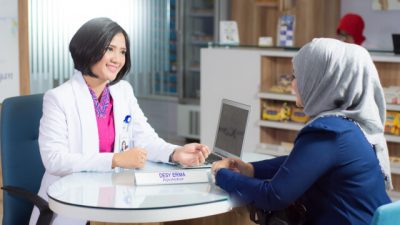 Ilustrasi Apotaker dan Pasien