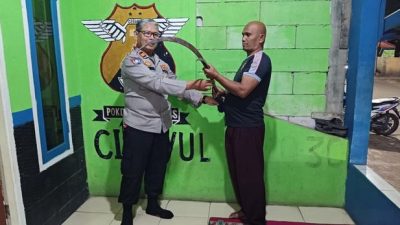 Warga Bantargebang Serahkan Celurit Pelaku Tawuran ke Polisi