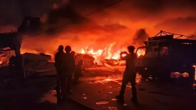 Kebakaran hebat melanda sebuah gudang bahan baku pembuatan springbed di komplek pergudangan Tambun Bizhub di Kecamatan Tambun Selatan, Kabupaten Bekasi, Jawa Barat, Minggu 2 Januari 2025.