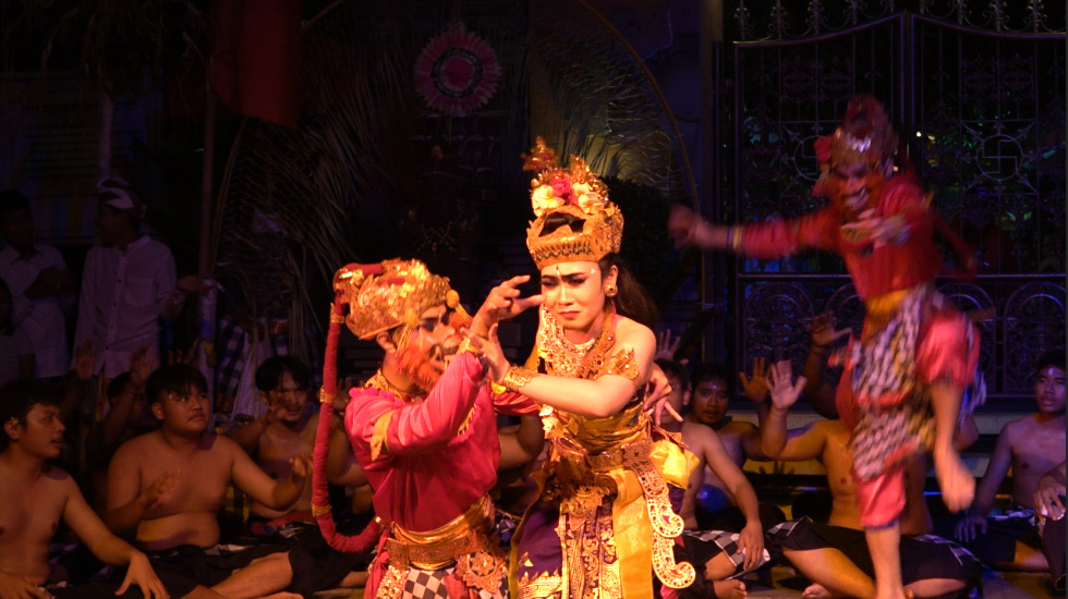 Foto: Adegan drama tari kecak yang berlangsung di Pura Agung Tirta Bhuana Kota Bekasi sukses memukau penonton yang membludak.