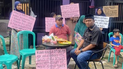 Legislator Kota Bekasi, Muhammad Kamil Syaikhu, meninjau keberadaan tower Base Transceiver Station (BTS) di Perumahan Telaga Mas, Blok K 1, RT 06/RW 13, Kelurahan Harapan Baru, Bekasi Utara, pada Minggu (2/2/2025).