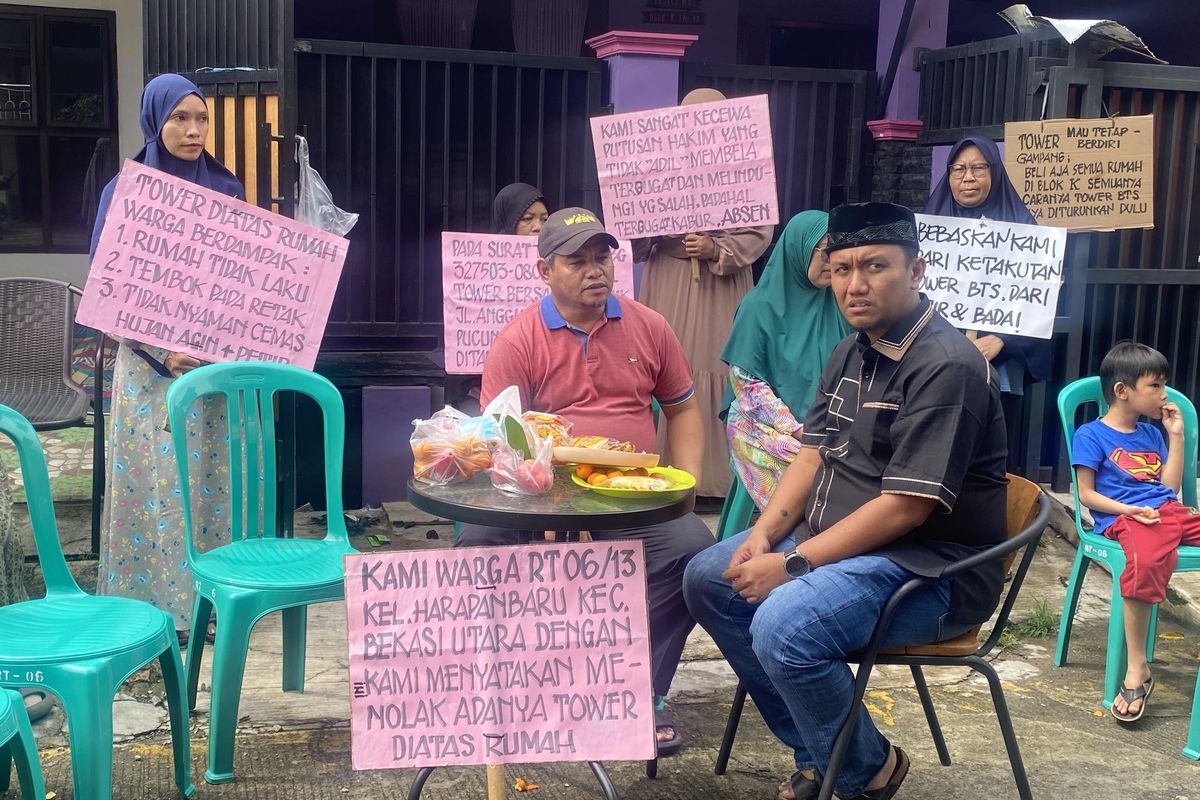Legislator Kota Bekasi, Muhammad Kamil Syaikhu, meninjau keberadaan tower Base Transceiver Station (BTS) di Perumahan Telaga Mas, Blok K 1, RT 06/RW 13, Kelurahan Harapan Baru, Bekasi Utara, pada Minggu (2/2/2025).
