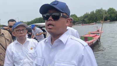 Menteri ATR/Kepala BPN Nusron Wahid saat meninjau Perairan Kampung Paljaya, Desa Segarajaya, Kecamatan Tarumajaya, Kabupaten Bekasi, Selasa (4/2/2025). Foto: Kompas.com